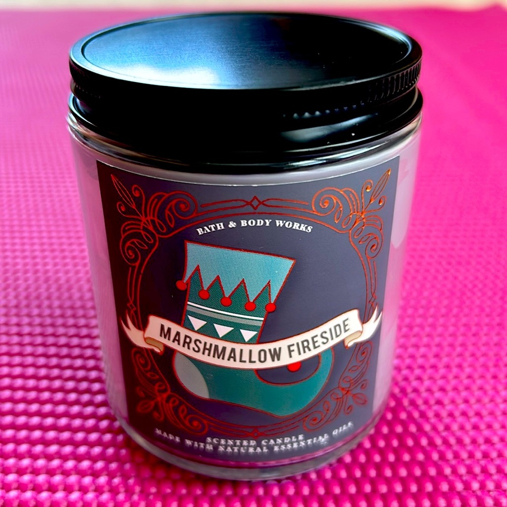 Bath & Body Works single wick candle.